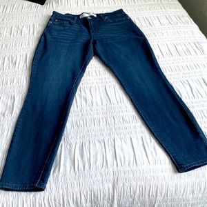Levi’s Signature dark denim jeans. Mid rise Skinny. Size 28. Length 27”